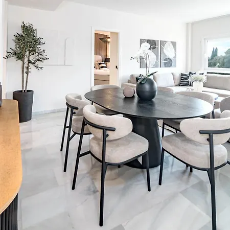 Front In Puerto Banus شقة
